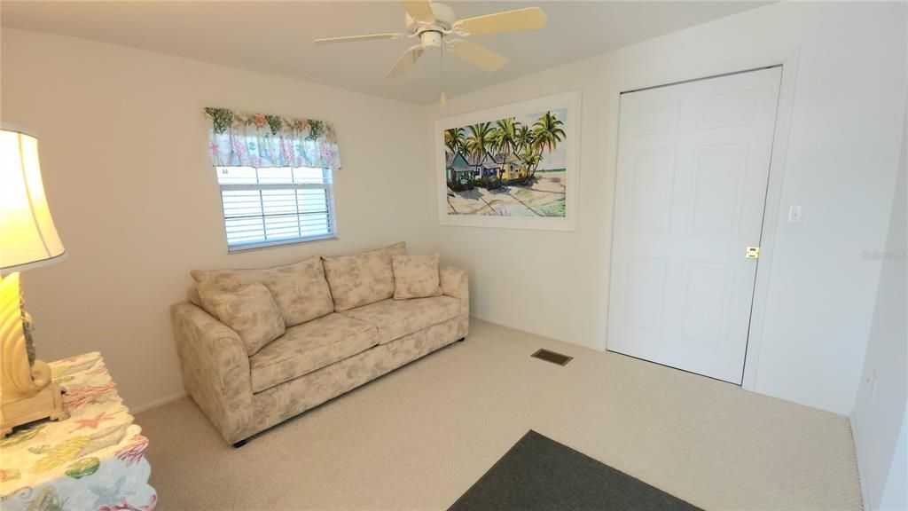 Active With Contract: $155,900 (1 beds, 2 baths, 734 Square Feet)