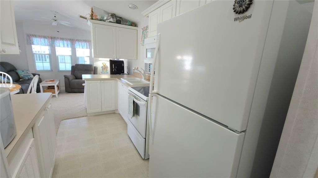 Active With Contract: $155,900 (1 beds, 2 baths, 734 Square Feet)