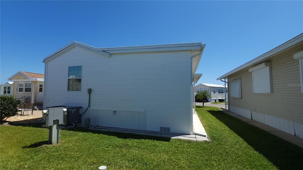 Active With Contract: $155,900 (1 beds, 2 baths, 734 Square Feet)