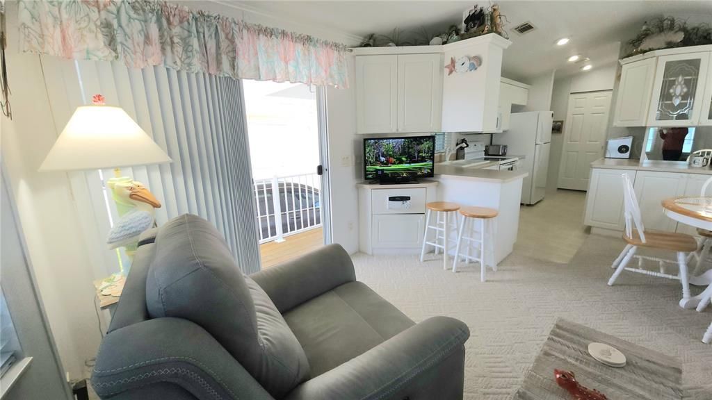 Active With Contract: $155,900 (1 beds, 2 baths, 734 Square Feet)