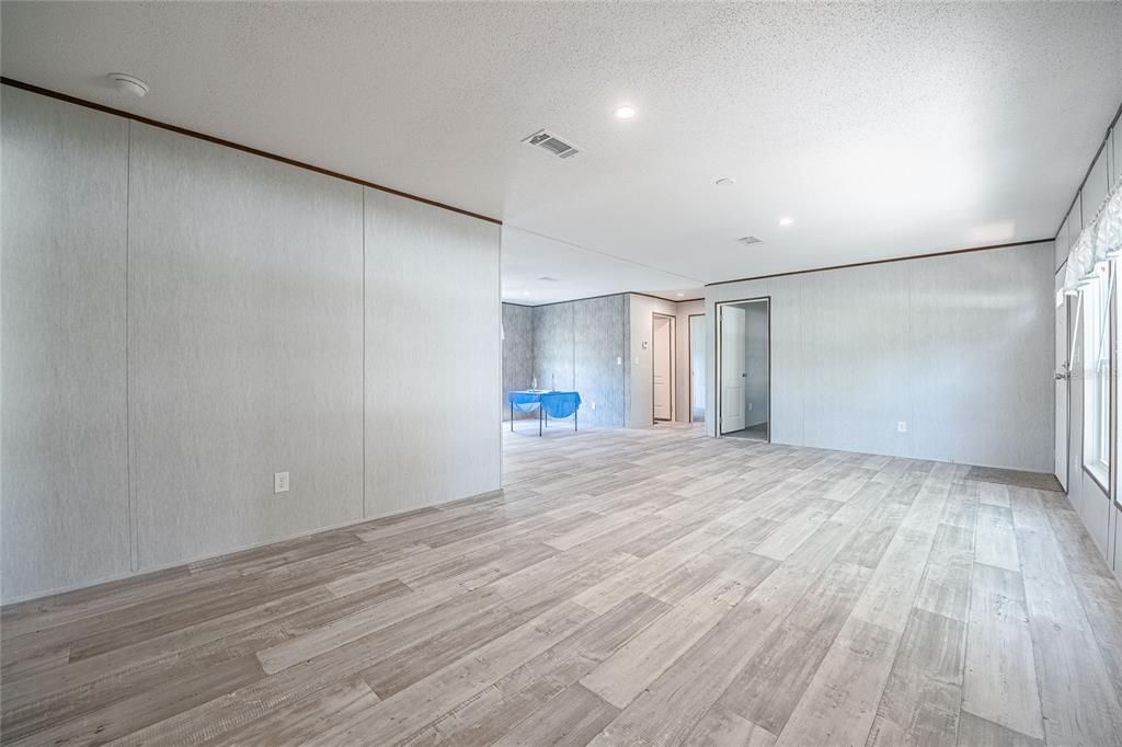 Active With Contract: $259,900 (3 beds, 2 baths, 1456 Square Feet)