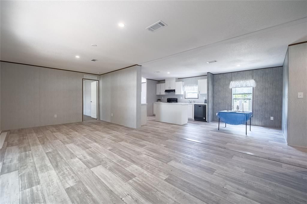 Active With Contract: $259,900 (3 beds, 2 baths, 1456 Square Feet)