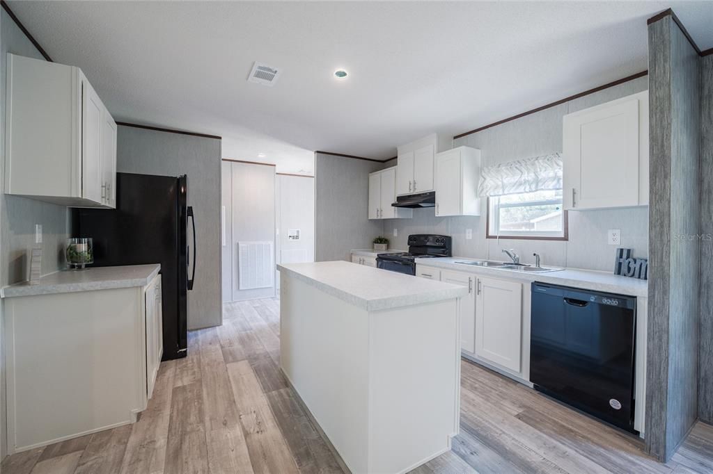 Active With Contract: $259,900 (3 beds, 2 baths, 1456 Square Feet)