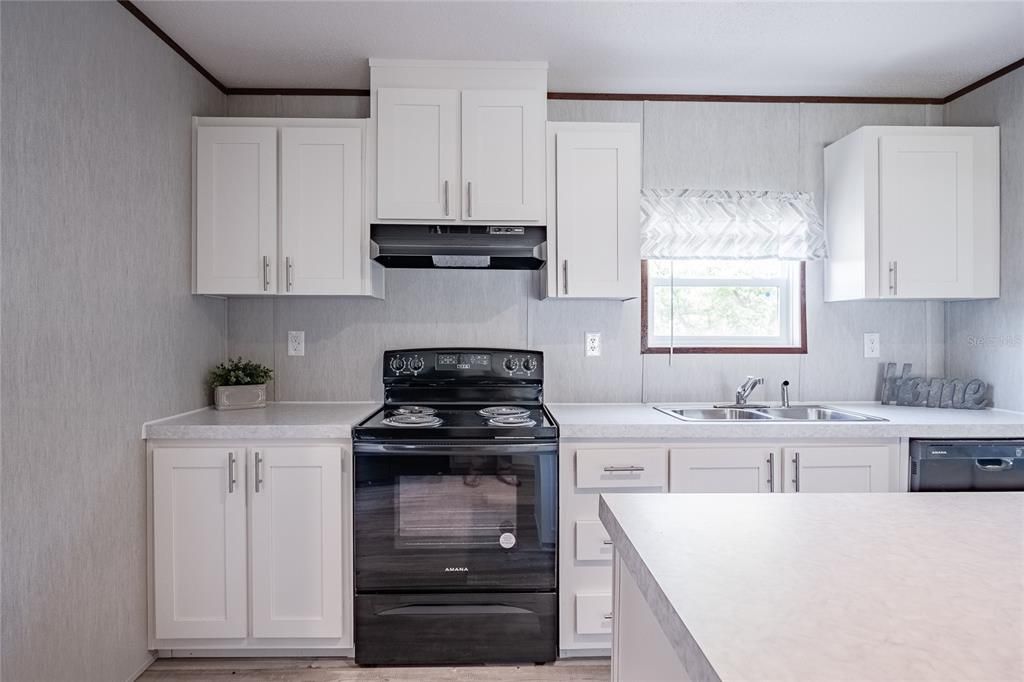 Active With Contract: $259,900 (3 beds, 2 baths, 1456 Square Feet)