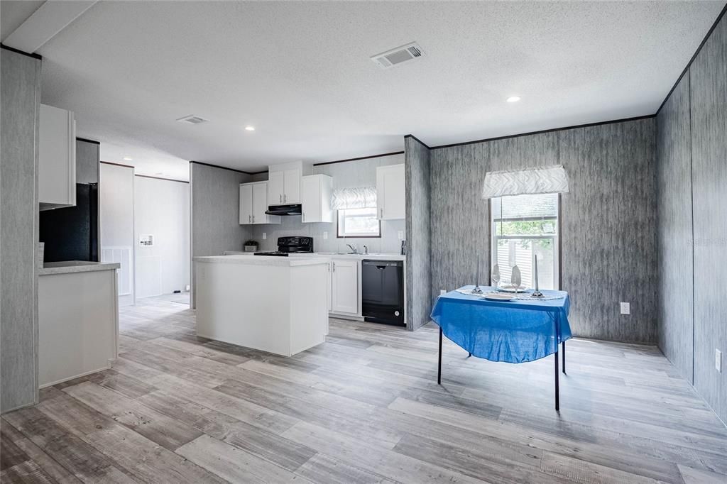 Active With Contract: $259,900 (3 beds, 2 baths, 1456 Square Feet)