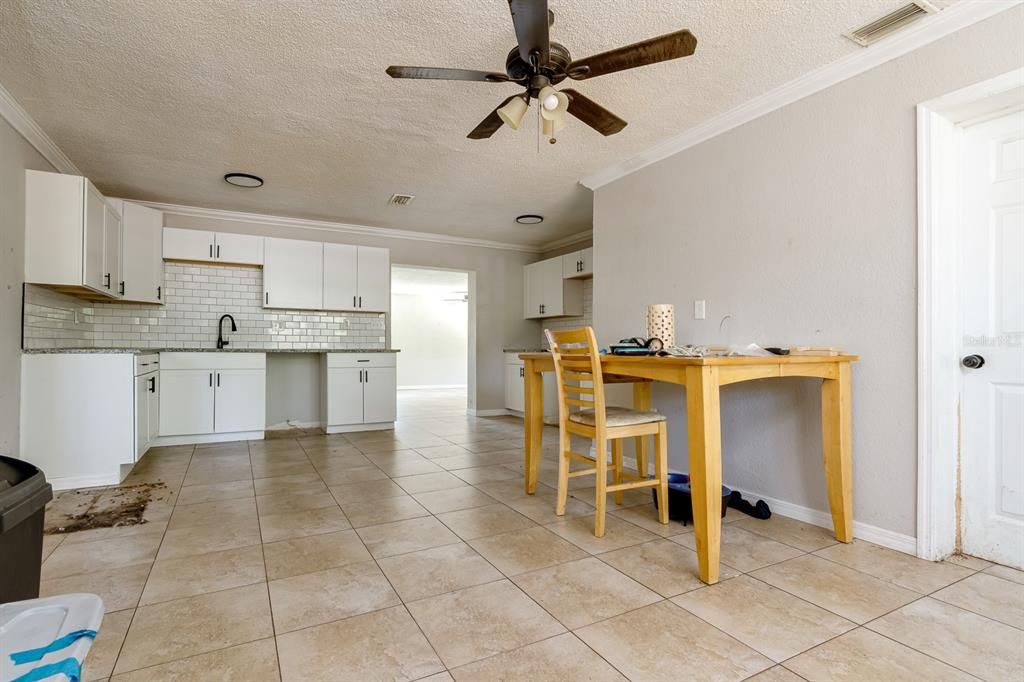 合同活跃: $450,000 (5 贝兹, 2 浴室, 1692 平方英尺)