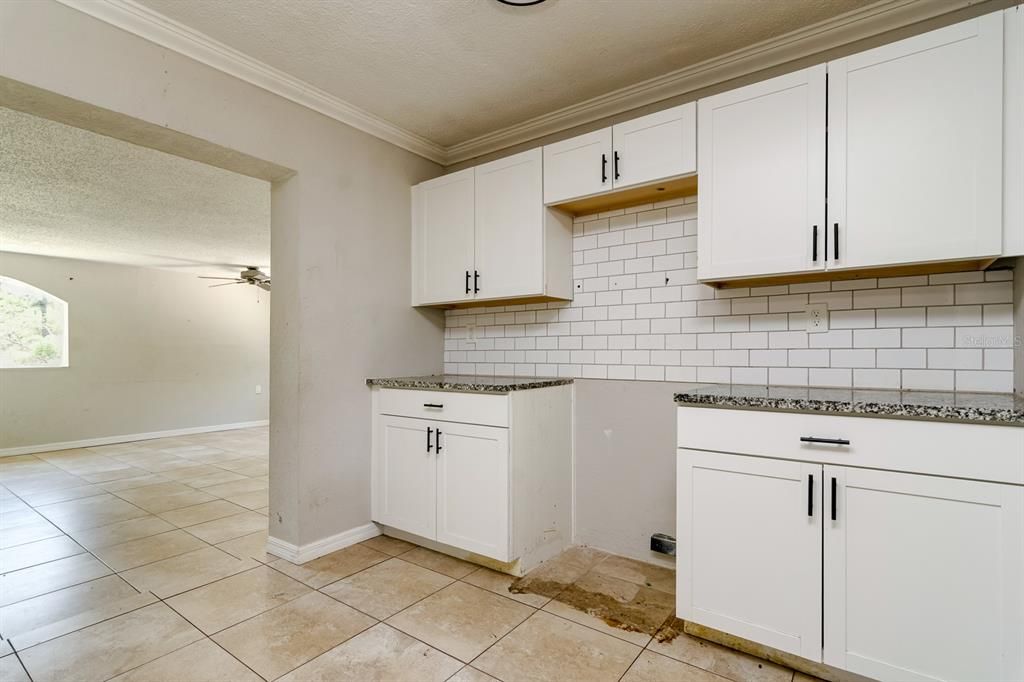 合同活跃: $450,000 (5 贝兹, 2 浴室, 1692 平方英尺)