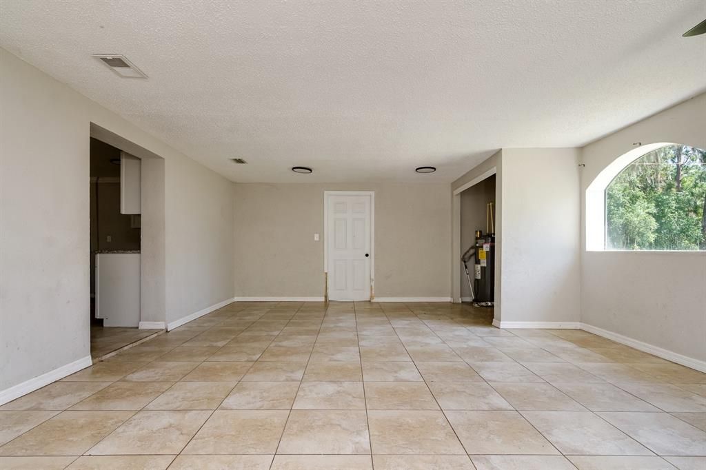 合同活跃: $450,000 (5 贝兹, 2 浴室, 1692 平方英尺)