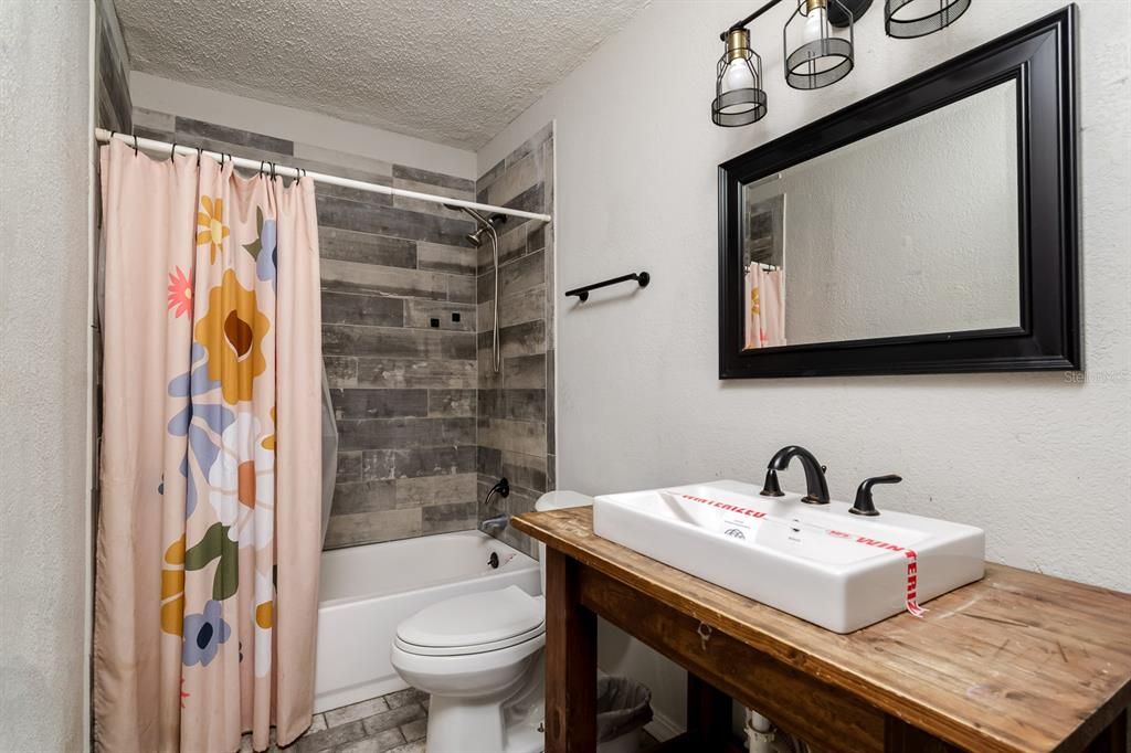 合同活跃: $450,000 (5 贝兹, 2 浴室, 1692 平方英尺)