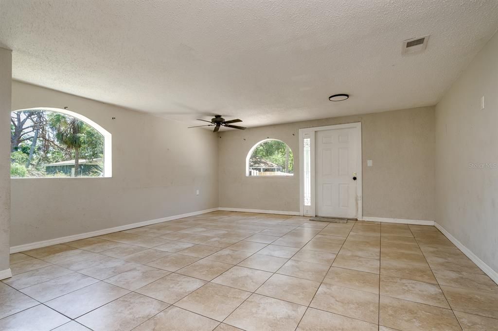 合同活跃: $450,000 (5 贝兹, 2 浴室, 1692 平方英尺)