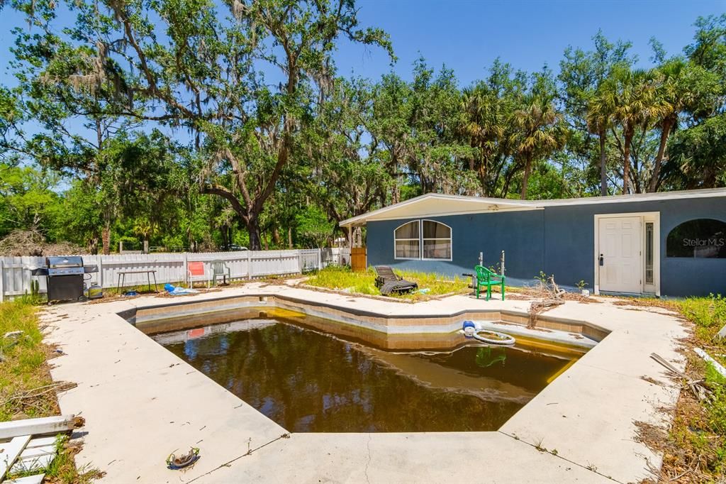 合同活跃: $450,000 (5 贝兹, 2 浴室, 1692 平方英尺)