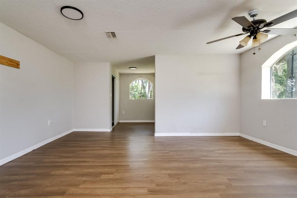 合同活跃: $450,000 (5 贝兹, 2 浴室, 1692 平方英尺)