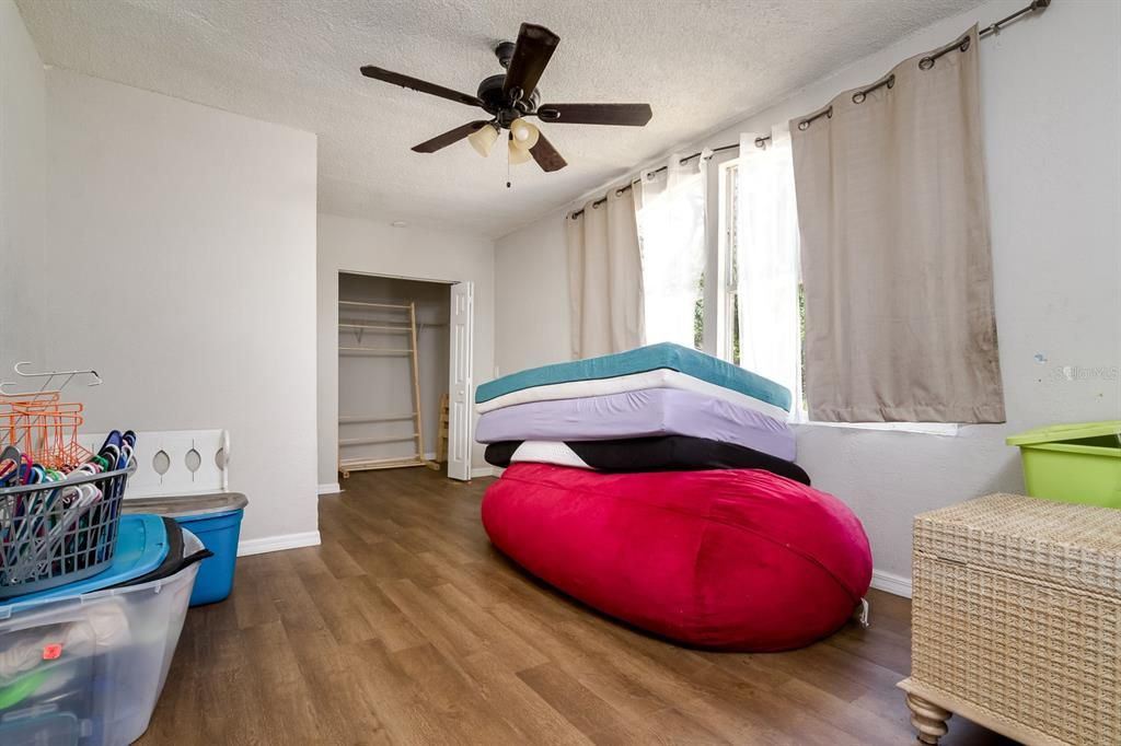 合同活跃: $450,000 (5 贝兹, 2 浴室, 1692 平方英尺)