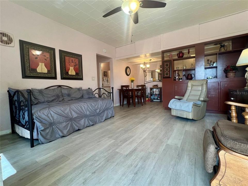 For Sale: $80,000 (1 beds, 1 baths, 562 Square Feet)