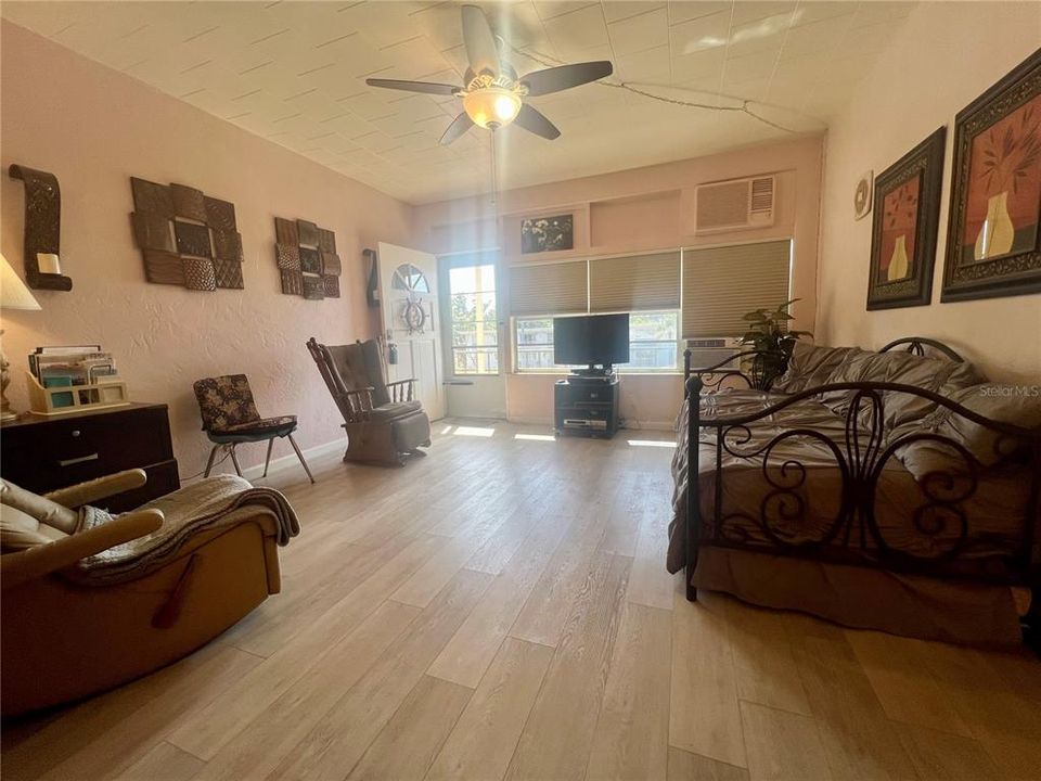 For Sale: $80,000 (1 beds, 1 baths, 562 Square Feet)