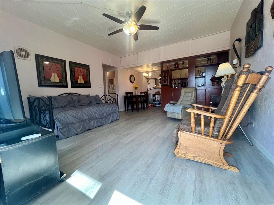 For Sale: $80,000 (1 beds, 1 baths, 562 Square Feet)