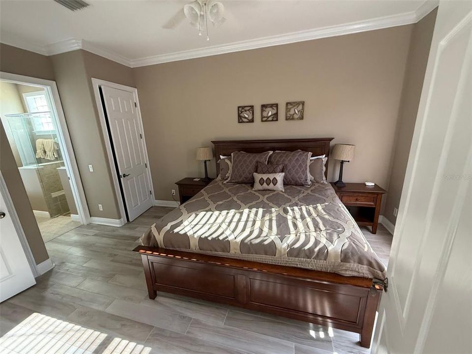 合同活跃: $694,900 (4 贝兹, 4 浴室, 2592 平方英尺)