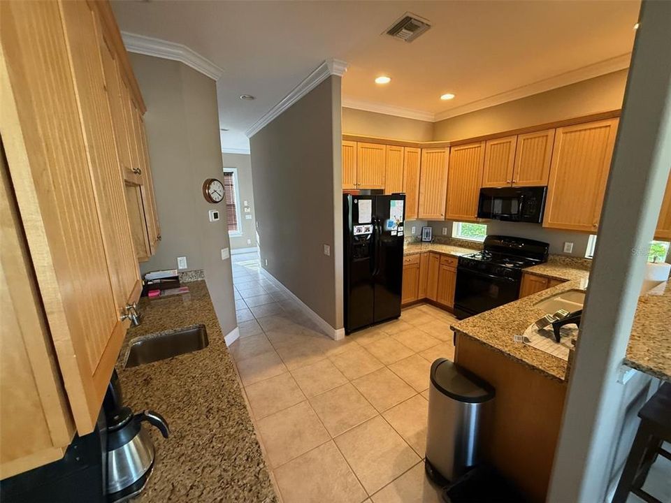 合同活跃: $694,900 (4 贝兹, 4 浴室, 2592 平方英尺)