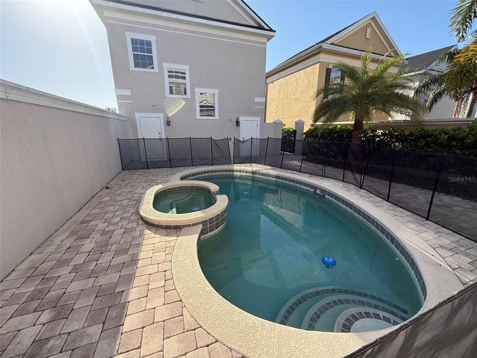 合同活跃: $694,900 (4 贝兹, 4 浴室, 2592 平方英尺)