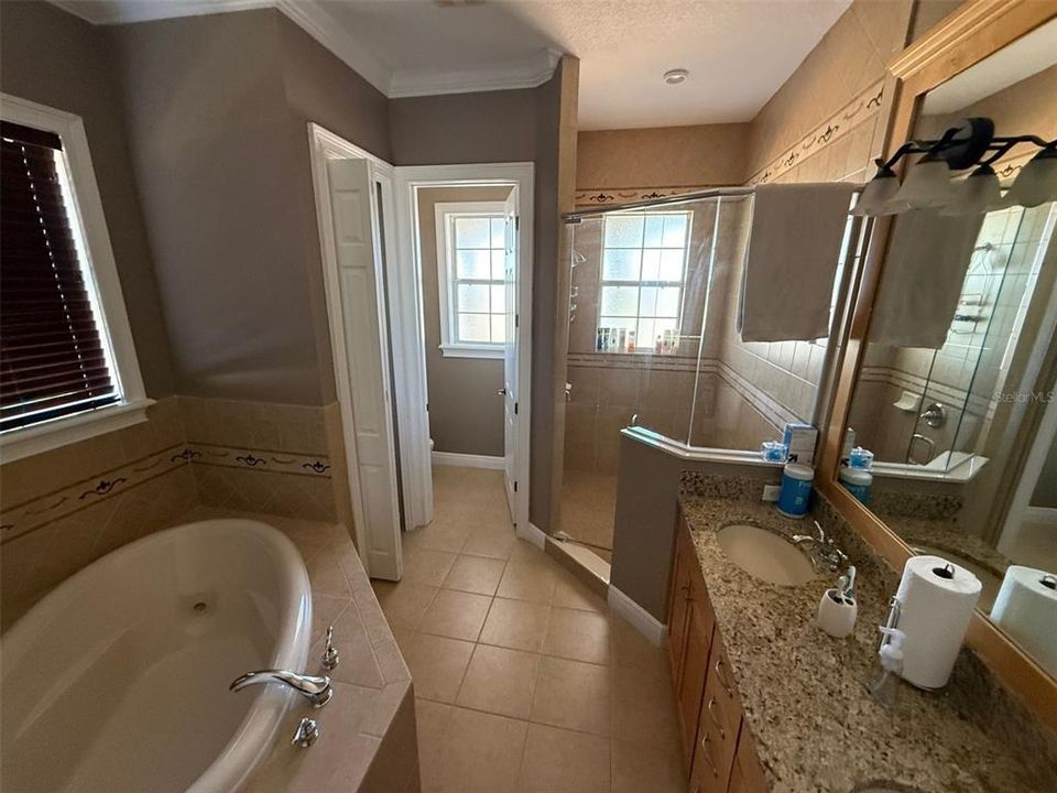 合同活跃: $694,900 (4 贝兹, 4 浴室, 2592 平方英尺)