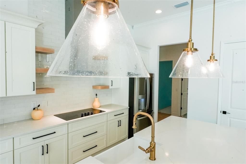 Под контрактом: $1,189,999 (4 спален, 3 ванн, 3124 Квадратных фут)