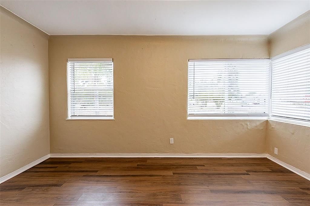 For Sale: $210,000 (2 beds, 1 baths, 840 Square Feet)