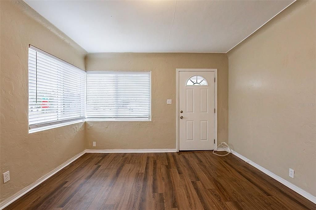 For Sale: $210,000 (2 beds, 1 baths, 840 Square Feet)