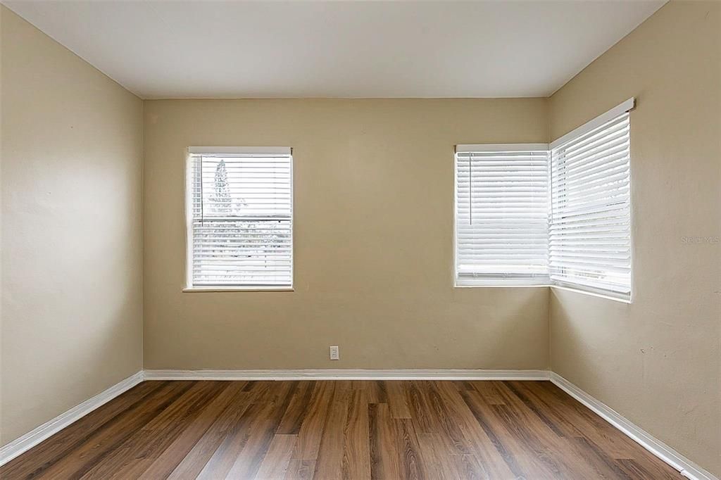 For Sale: $210,000 (2 beds, 1 baths, 840 Square Feet)