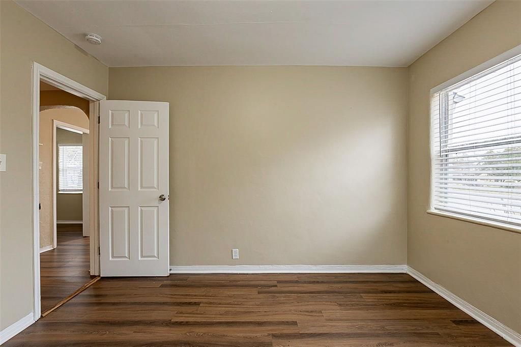 For Sale: $210,000 (2 beds, 1 baths, 840 Square Feet)