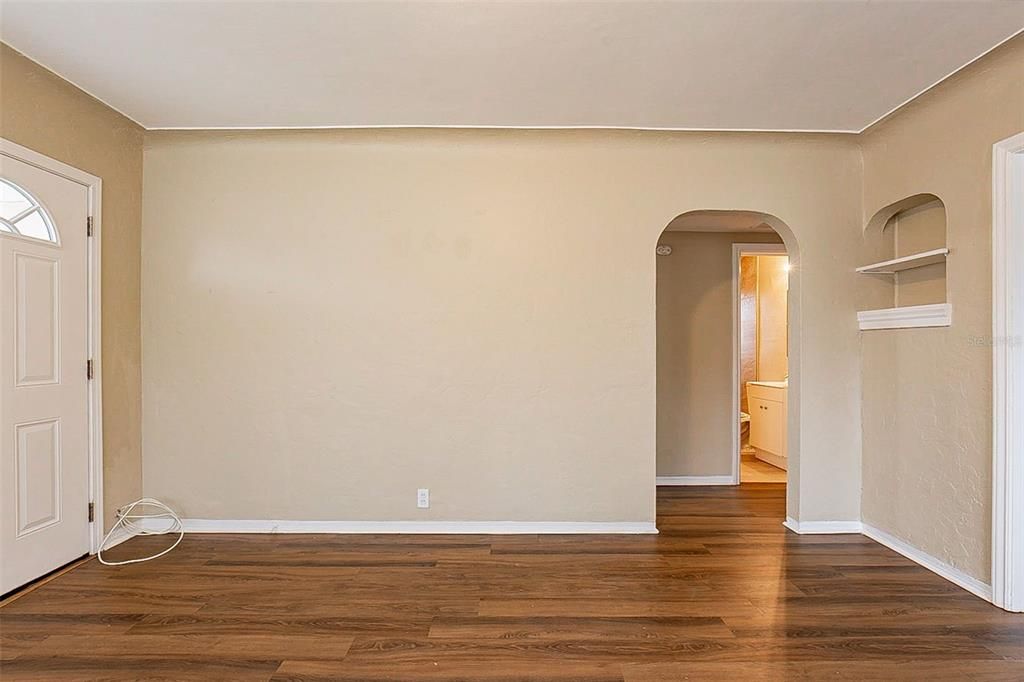 For Sale: $210,000 (2 beds, 1 baths, 840 Square Feet)