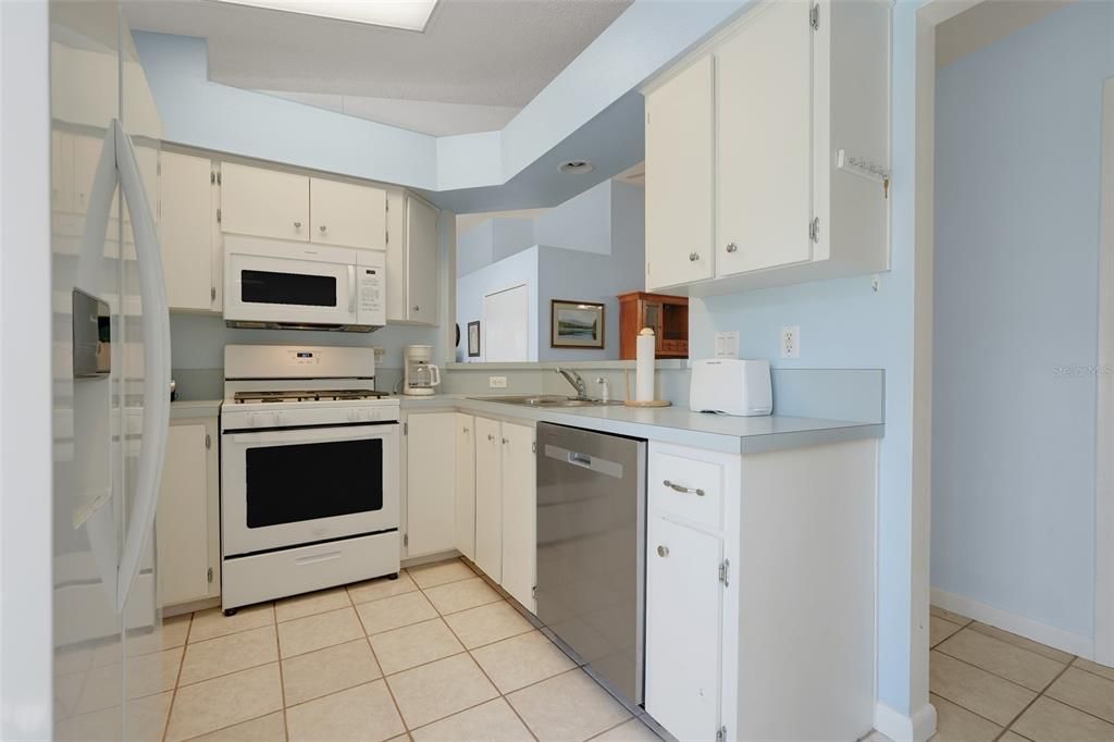 For Sale: $215,000 (2 beds, 2 baths, 1293 Square Feet)