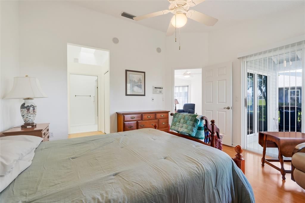 For Sale: $215,000 (2 beds, 2 baths, 1293 Square Feet)