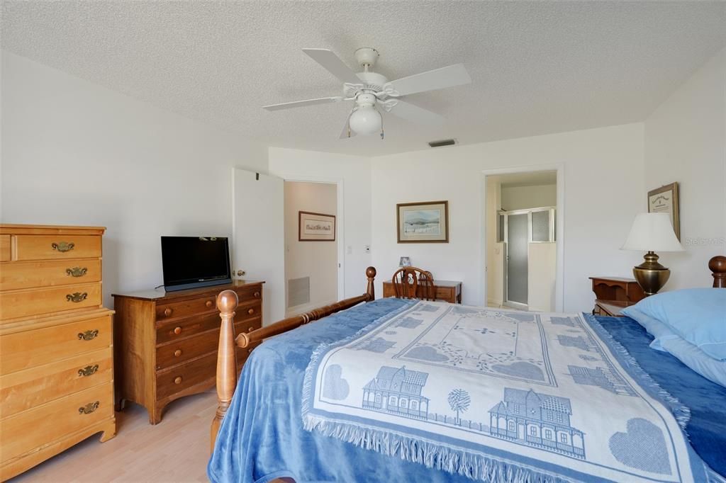 For Sale: $215,000 (2 beds, 2 baths, 1293 Square Feet)