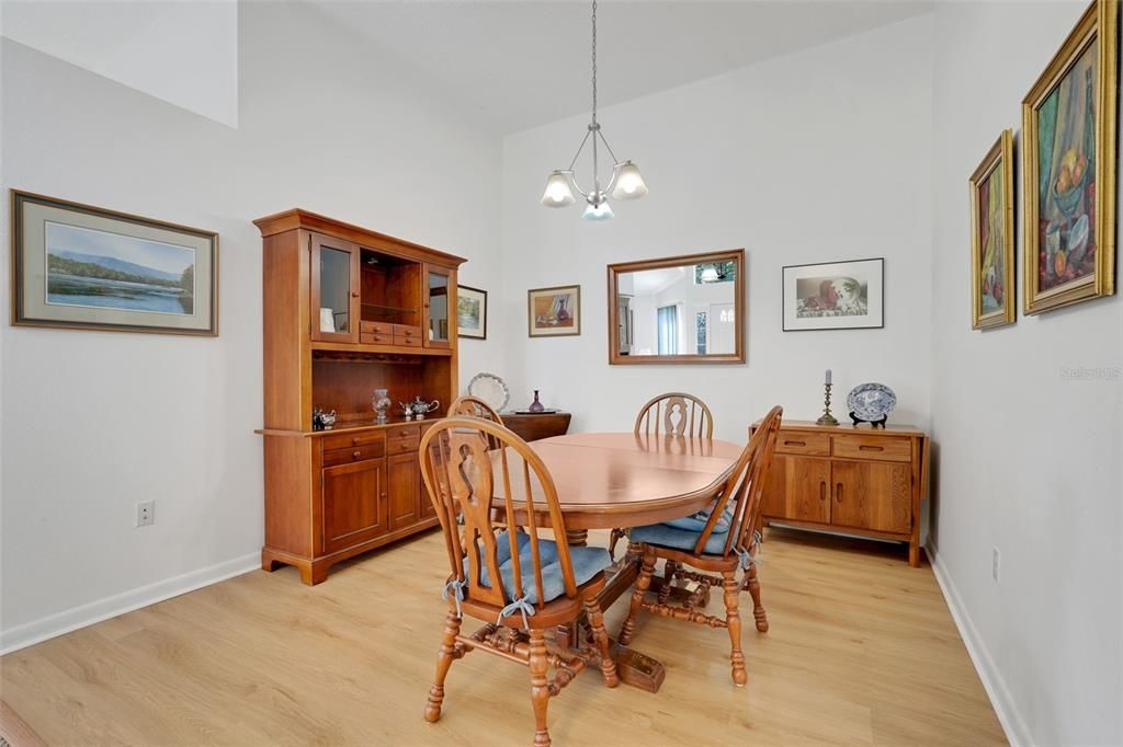 For Sale: $215,000 (2 beds, 2 baths, 1293 Square Feet)