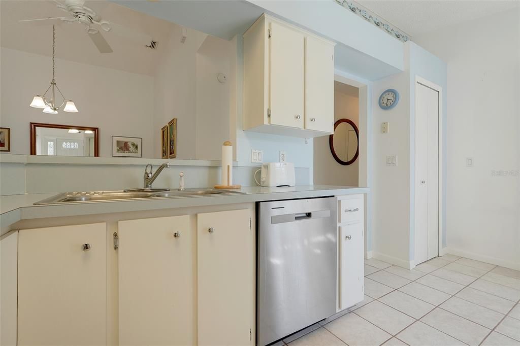 For Sale: $215,000 (2 beds, 2 baths, 1293 Square Feet)