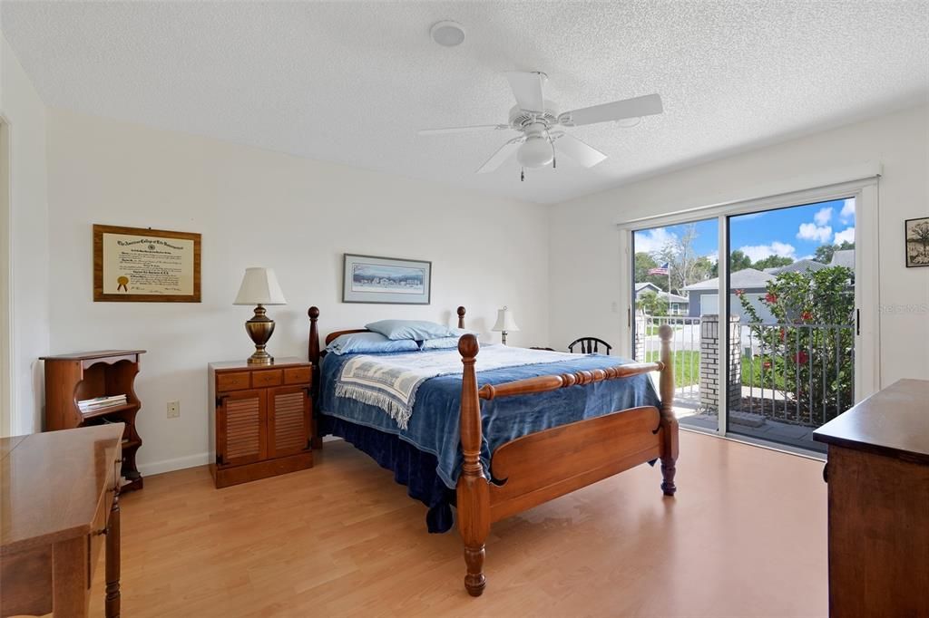 For Sale: $215,000 (2 beds, 2 baths, 1293 Square Feet)