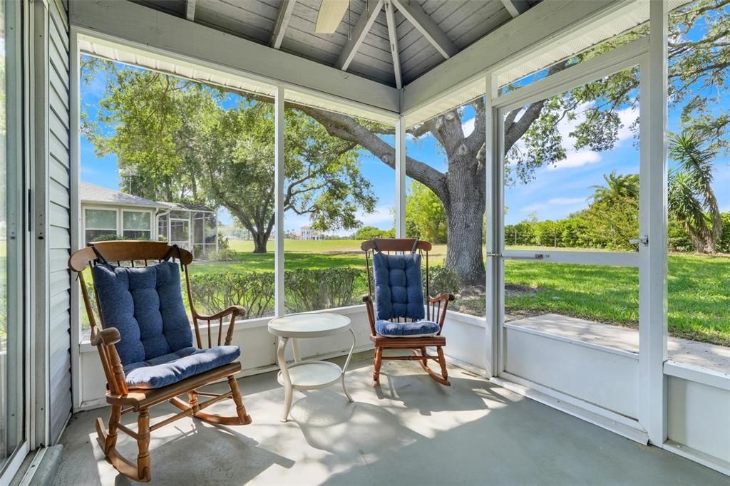 For Sale: $215,000 (2 beds, 2 baths, 1293 Square Feet)