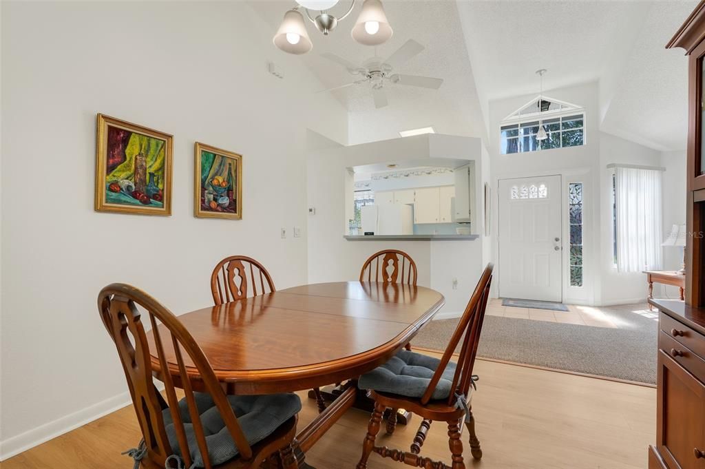 For Sale: $215,000 (2 beds, 2 baths, 1293 Square Feet)