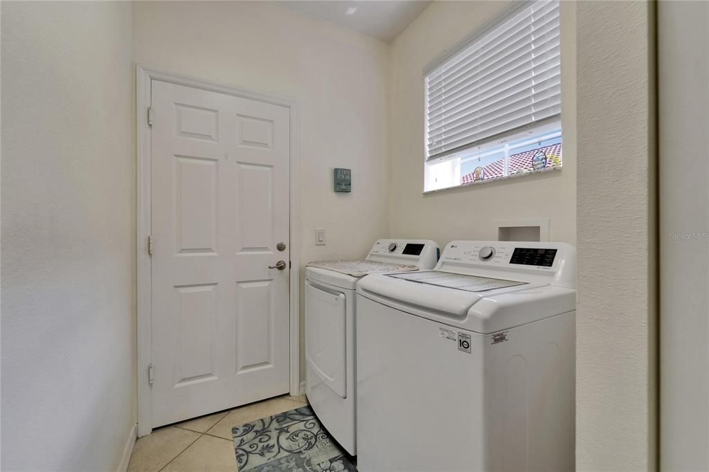 На продажу: $255,000 (2 спален, 2 ванн, 1291 Квадратных фут)