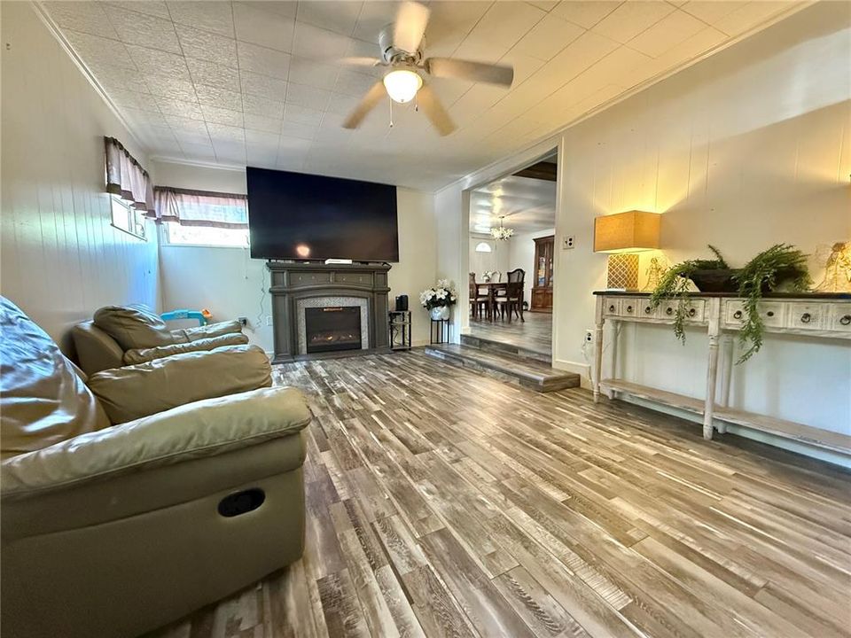 For Sale: $146,000 (3 beds, 1 baths, 1100 Square Feet)