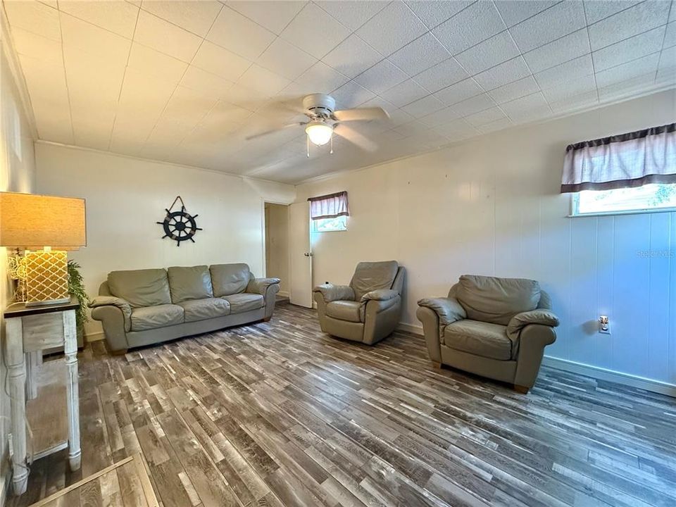 For Sale: $146,000 (3 beds, 1 baths, 1100 Square Feet)