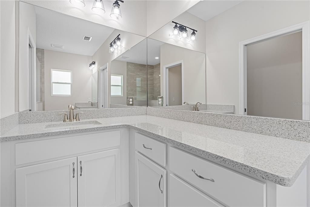 Под контрактом: $299,827 (3 спален, 2 ванн, 1803 Квадратных фут)