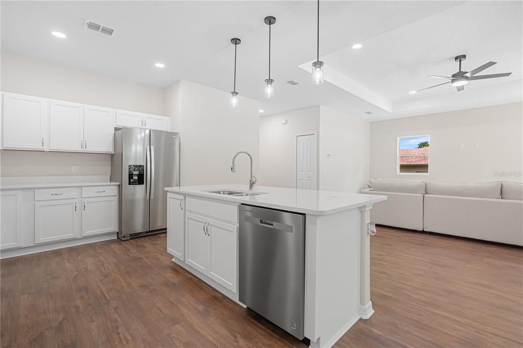 Под контрактом: $299,827 (3 спален, 2 ванн, 1803 Квадратных фут)