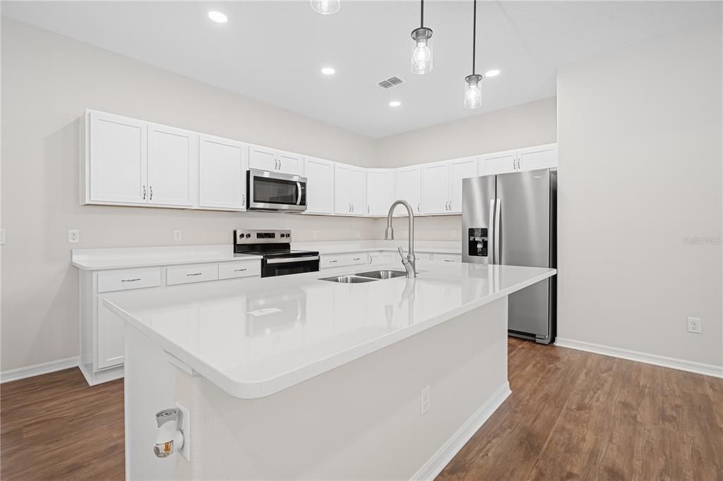 Под контрактом: $299,827 (3 спален, 2 ванн, 1803 Квадратных фут)