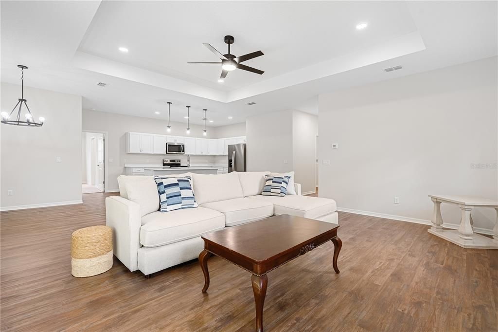 Под контрактом: $299,827 (3 спален, 2 ванн, 1803 Квадратных фут)