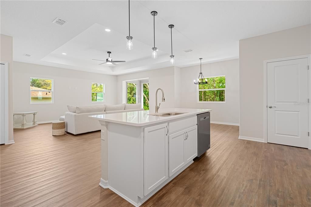 Под контрактом: $299,827 (3 спален, 2 ванн, 1803 Квадратных фут)