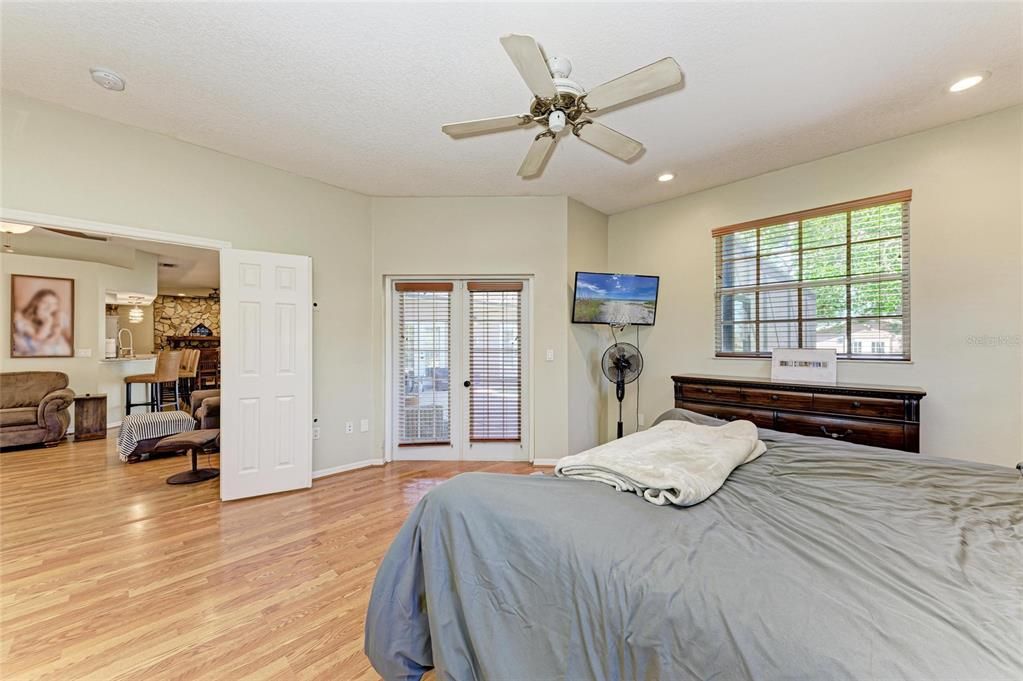 Под контрактом: $778,999 (3 спален, 2 ванн, 2785 Квадратных фут)