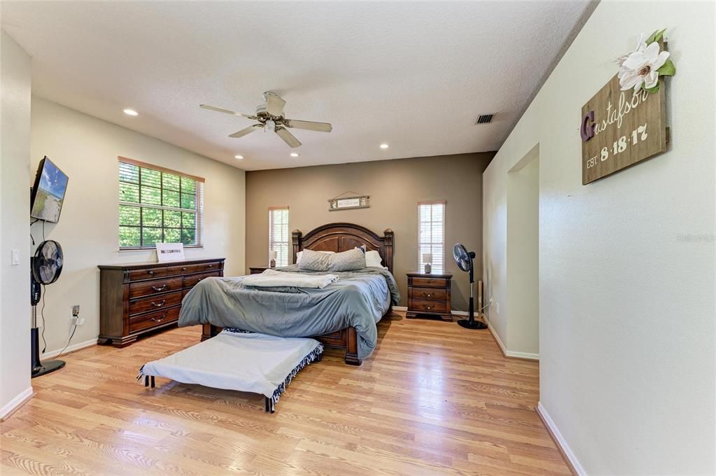 Под контрактом: $778,999 (3 спален, 2 ванн, 2785 Квадратных фут)