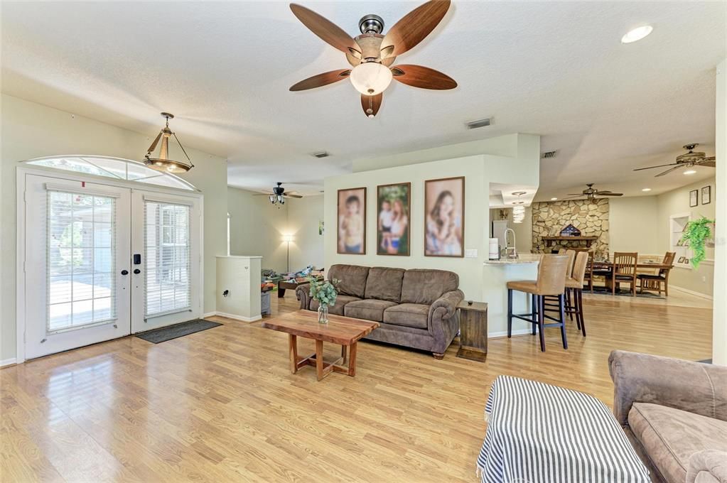 Под контрактом: $778,999 (3 спален, 2 ванн, 2785 Квадратных фут)