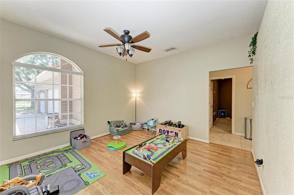 Под контрактом: $778,999 (3 спален, 2 ванн, 2785 Квадратных фут)